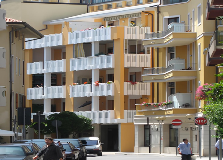Condominio Brioni Grado. Ripristino di tutti i parapetti pitturazione con pittura silossanica